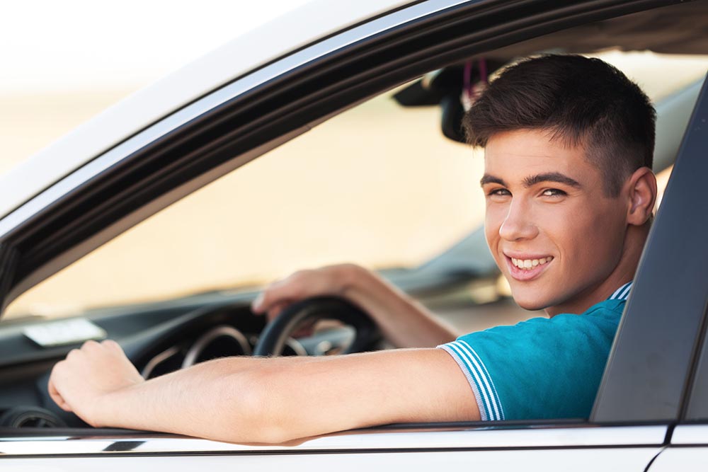 Younger drive. Машина для молодых. Француз за рулем. Фото молодежь в автомобиле. Какая машина улыбается